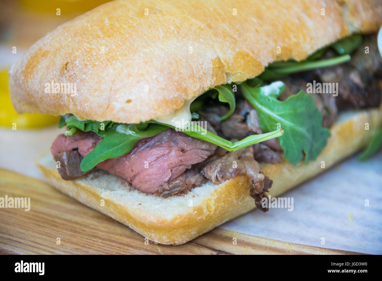 Prime Rib, rucola e aglio mayo sandwich in carne e pane Ristorante, Gastown, Vancouver, Canada Foto Stock