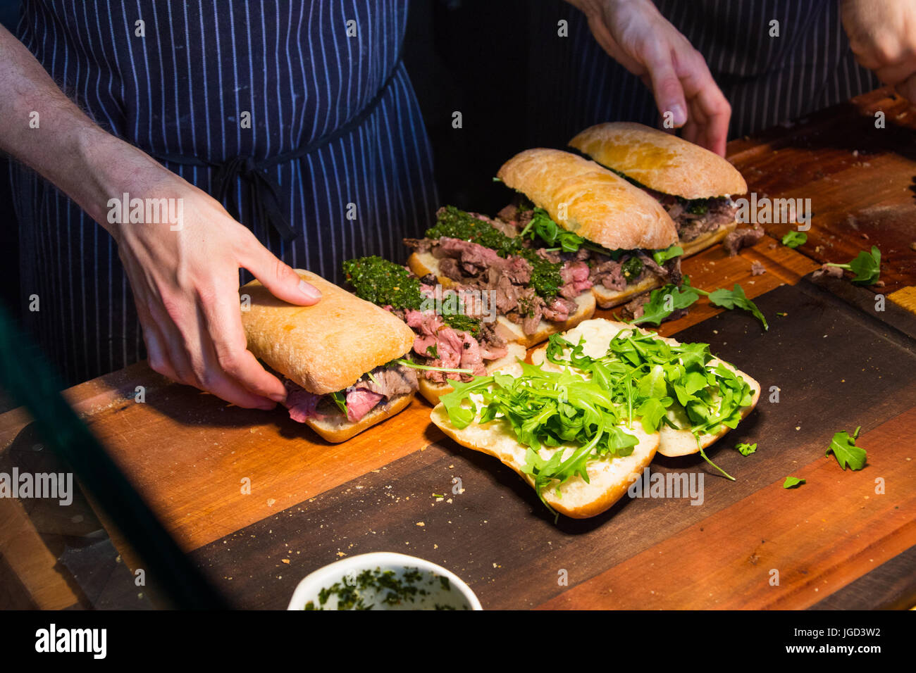 Prime Rib, rucola e aglio mayo sandwich in carne e pane Ristorante, Gastown, Vancouver, Canada Foto Stock