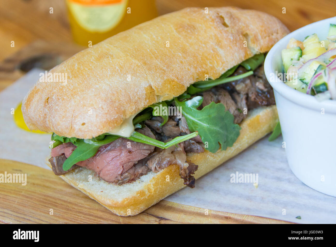 Prime Rib, rucola e aglio mayo sandwich, zucchine insalata di ceci alla carne e pane Ristorante, Gastown, Vancouver, Canada Foto Stock