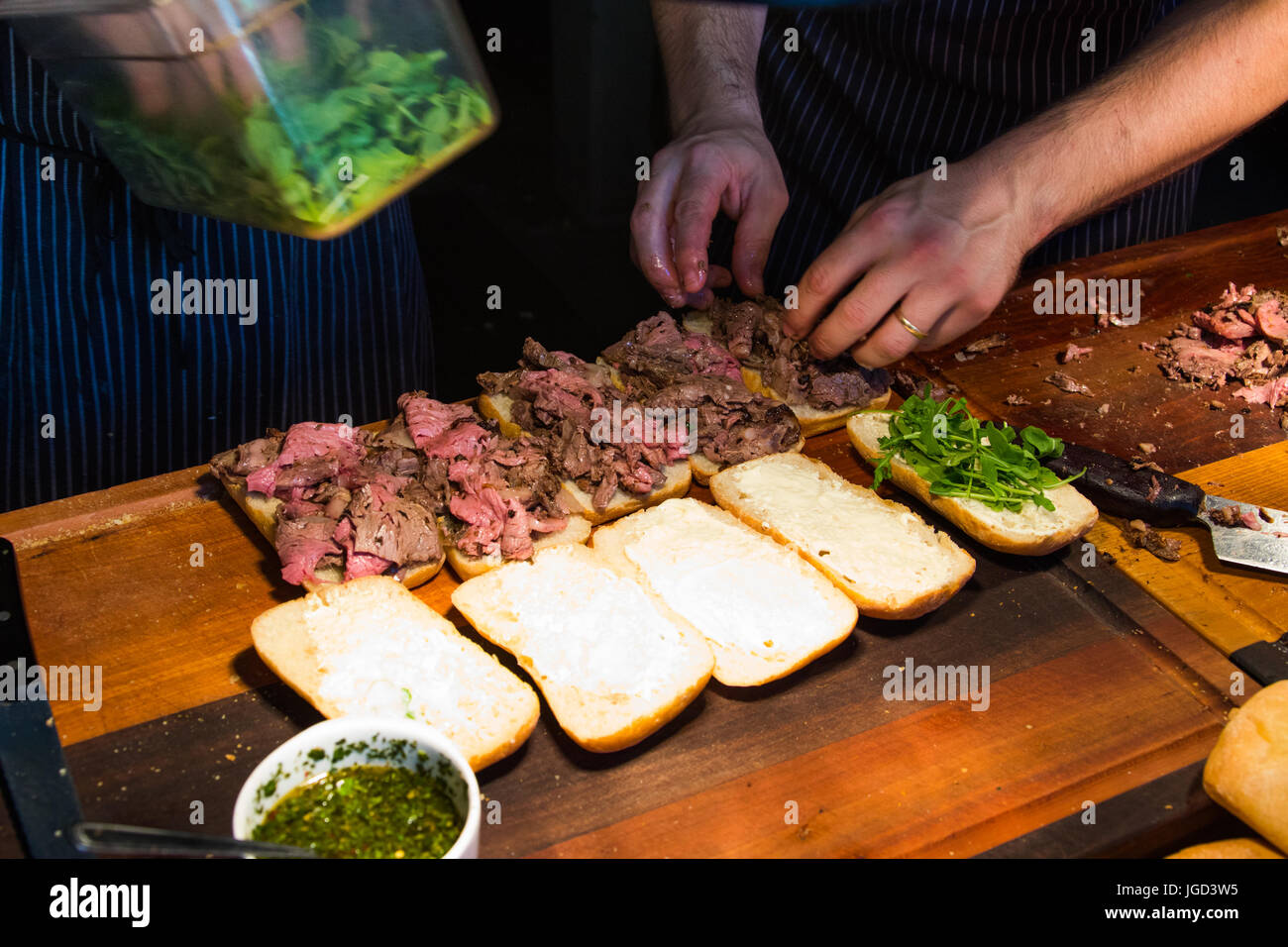 Prime Rib, rucola e aglio mayo sandwich in carne e pane Ristorante, Gastown, Vancouver, Canada Foto Stock