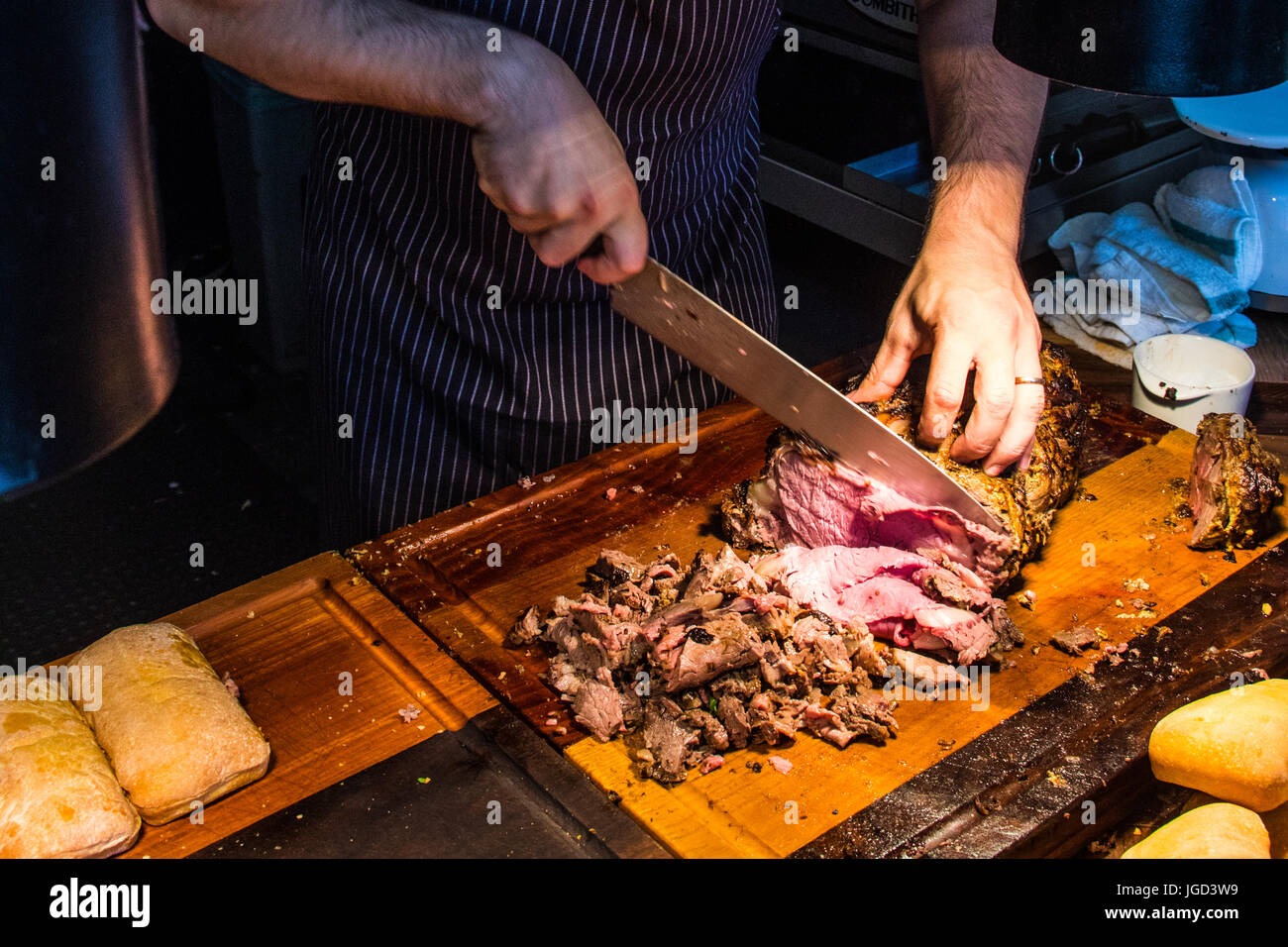 Il taglio di prime rib per panini alla carne e pane Ristorante, Gastown, Vancouver, Canada Foto Stock