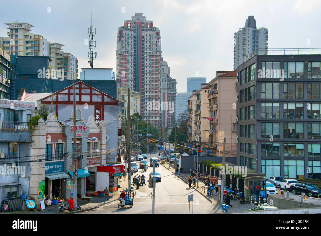 SHANGHAI, Cina - 27 DIC 2017: vista di Shanghai street il giorno. Shanghai è la città più popolosa del mondo con una popolazione di più di 24 Foto Stock