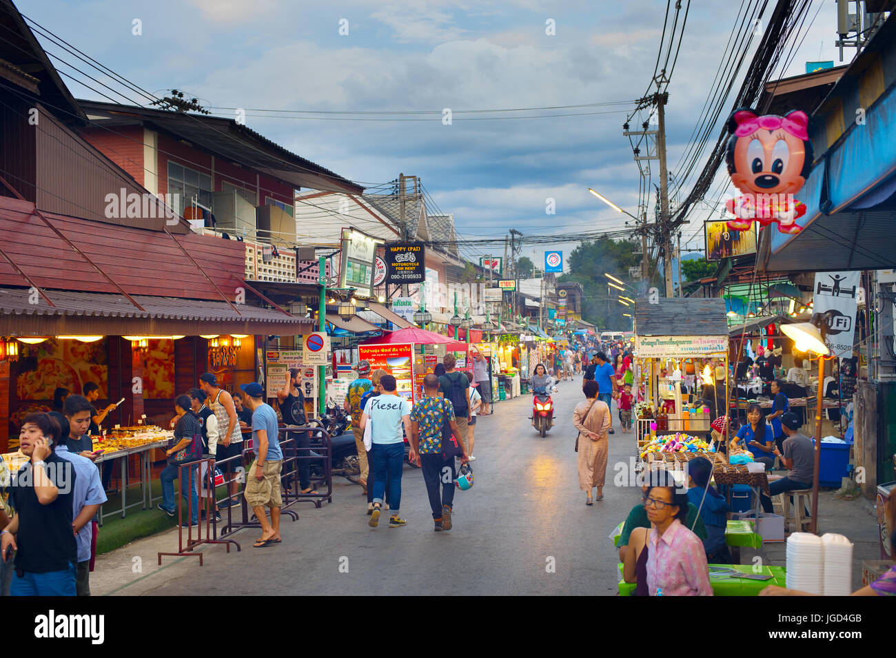 PAI, Tailandia - 03 GEN 2017: persone che camminano su Pai il mercato notturno in Twilight. Pai è la famosa attrazione turistica in Thailandia Foto Stock