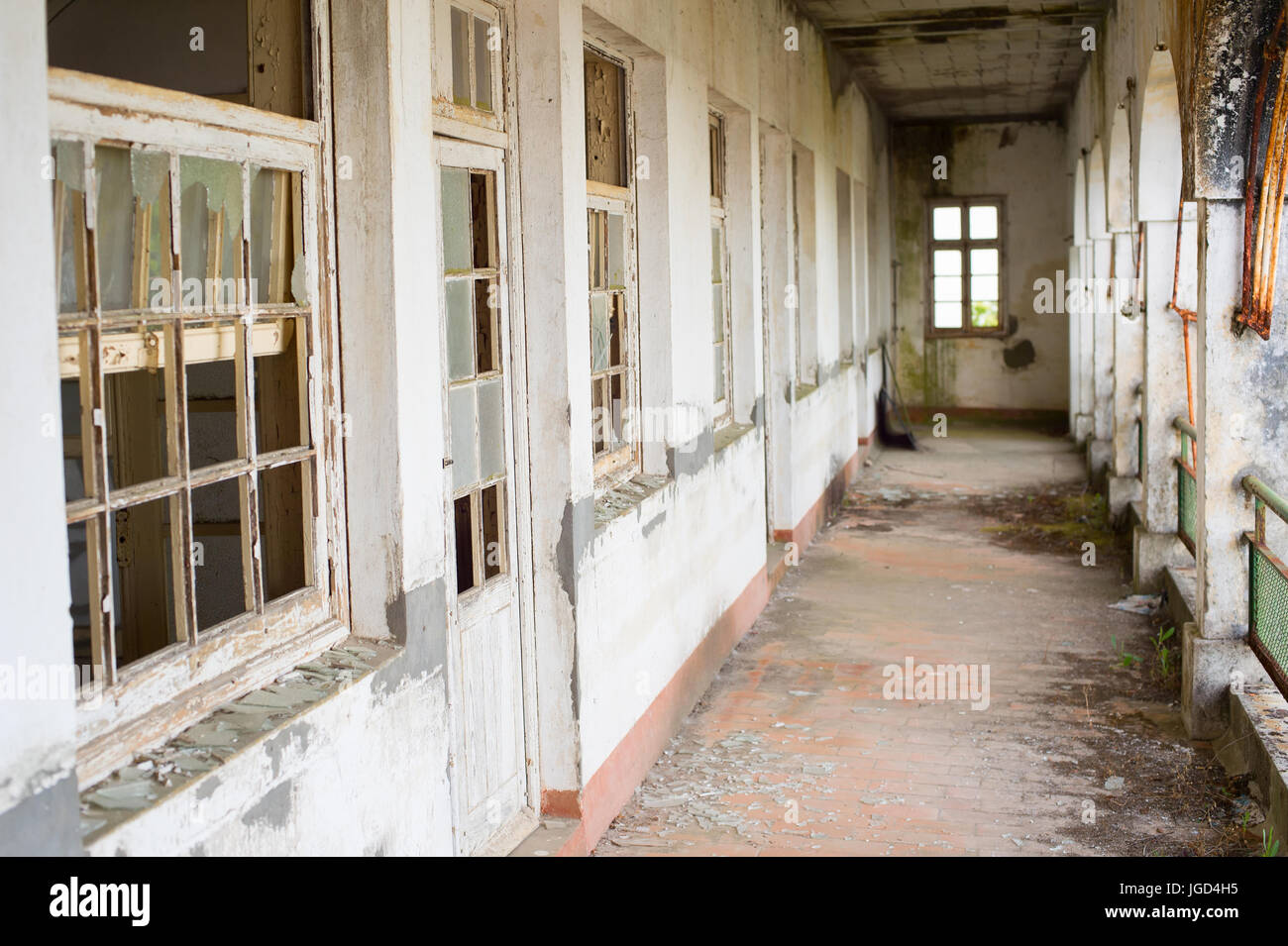 Vista di una sala nel vecchio edificio abandonded. Portogallo Foto Stock