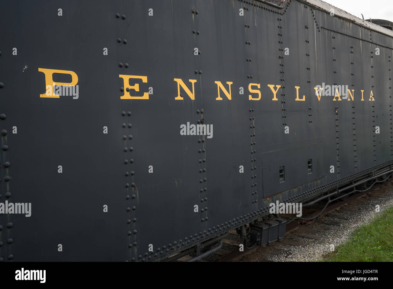 Il lato di un vecchio arrugginito locomotiva a vapore dalla Pennsylvania Railroad Foto Stock
