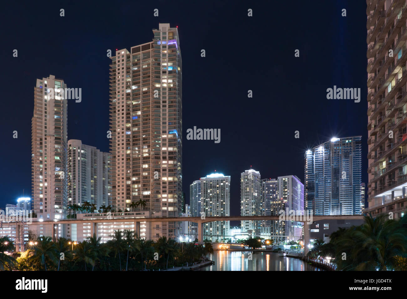 Miami waterfront skyline guardando verso est lungo il fiume Miami Foto Stock