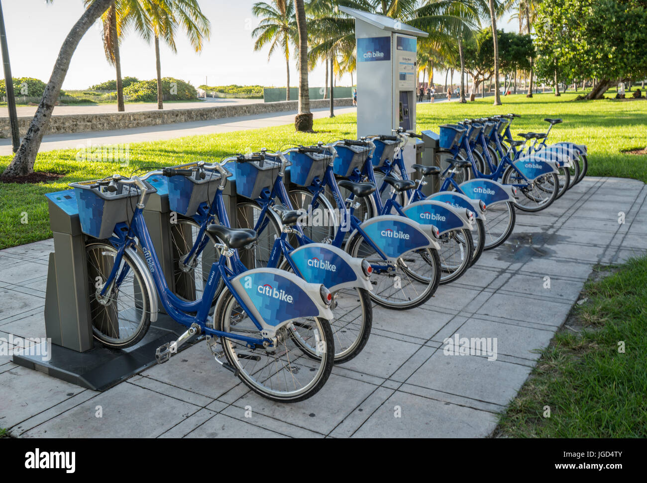 Miami Beach, Florida, Stati Uniti d'America - 3 Ottobre 2015: Citi stazione Bike lungo la spiaggia di Miami Beach, Florida, Stati Uniti d'America. Il Citi Bike programma è gestito da DECOBIKE LLC e Foto Stock