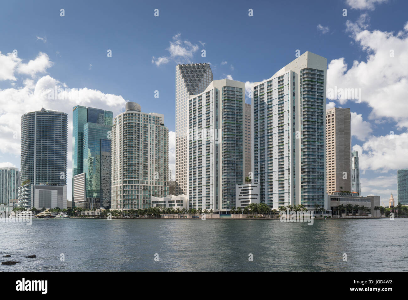 Sunny skyline di Miami lungo la Baia di Biscayne. Foto Stock