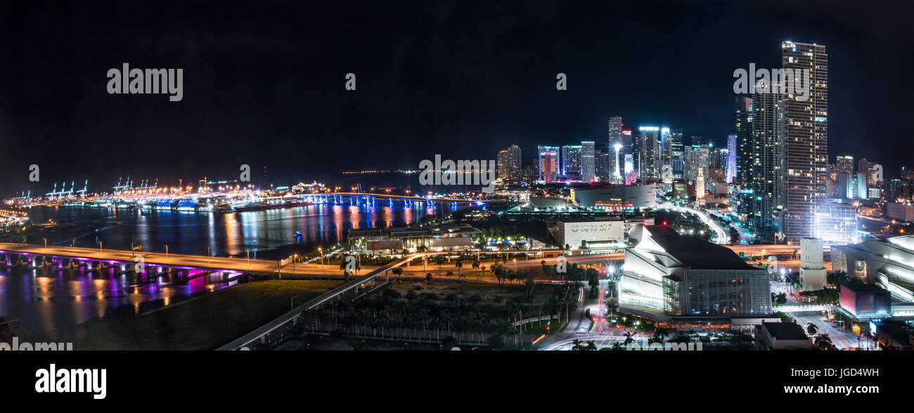 Serata panorama di Miami skyline della città e la Baia di Biscayne Foto Stock