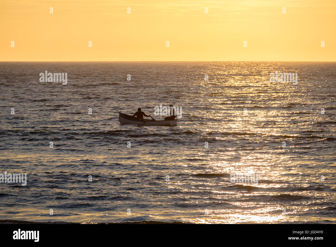 Silhouette in barca al tramonto in Mancora Beach - Mancora, Perù Foto Stock