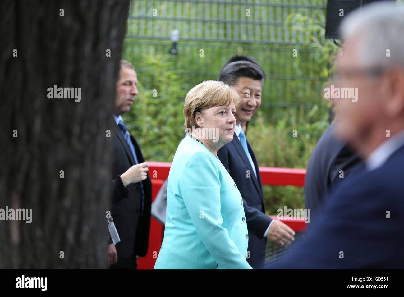 Berlino, Germania. 05 Luglio, 2017. Il Cancelliere Merkel e il presidente cinese Xi Jinpingi visita il panda orsi Meng Meng Jiao e Qing presso la Nuova Panda giardino al giardino zoologico di Berlino. Credito: Simone Kuhlmey/Pacific Press/Alamy Live News Foto Stock