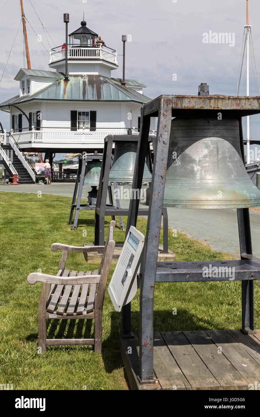 St. Michaels, Maryland - La Hooper stretto faro, costruito nel 1879, al museo marittimo di Chesapeake Bay, con un display di faro nebbia campane. T Foto Stock