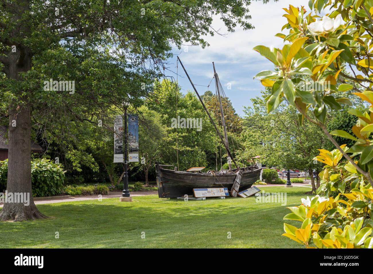 St. Michaels, Maryland - una replica del capitano John Smith della piccola imbarcazione aperta, chiamato "hallop", che ha utilizzato nel suo 1608 esplorazione della Chesapeake Foto Stock