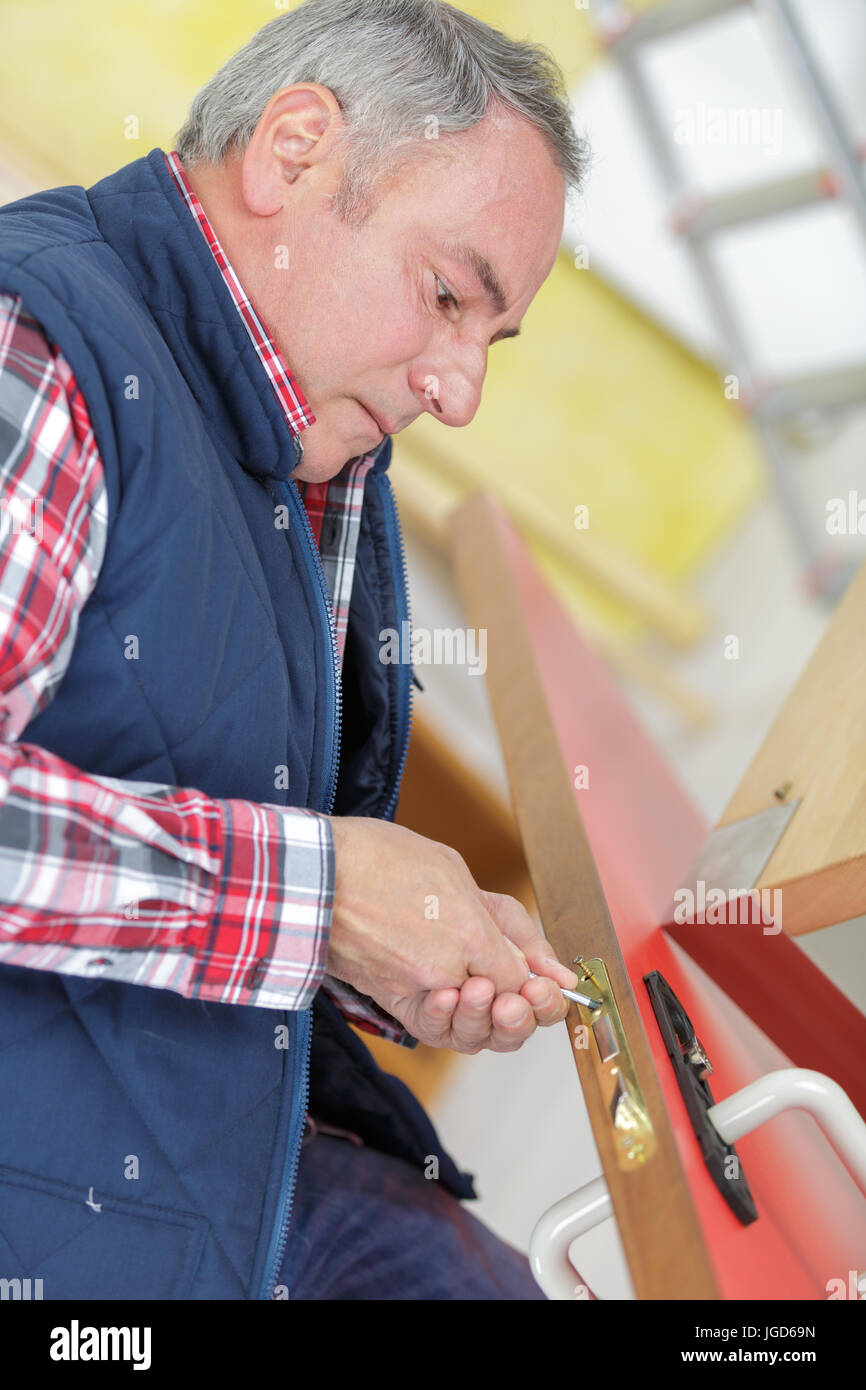 Professionisti senior con diversi tipi di chiavi a Fabro Foto Stock