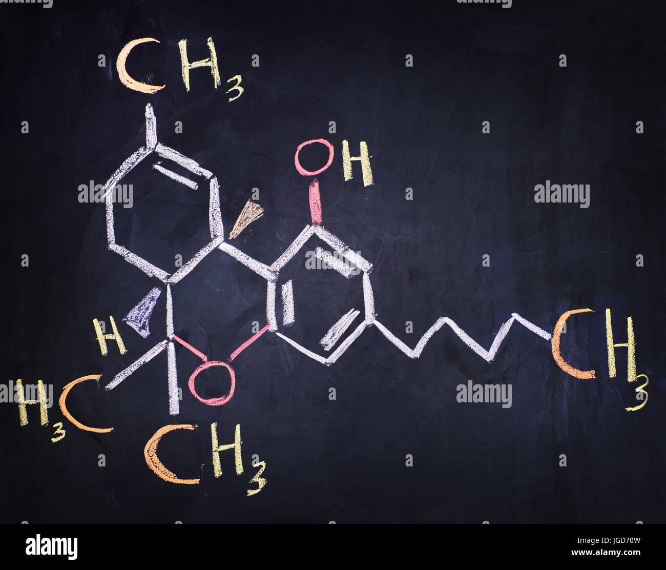Tetraidro-cannabinolo (THC) formula scritta su una lavagna nera - cannabis sfondo dispensario Foto Stock