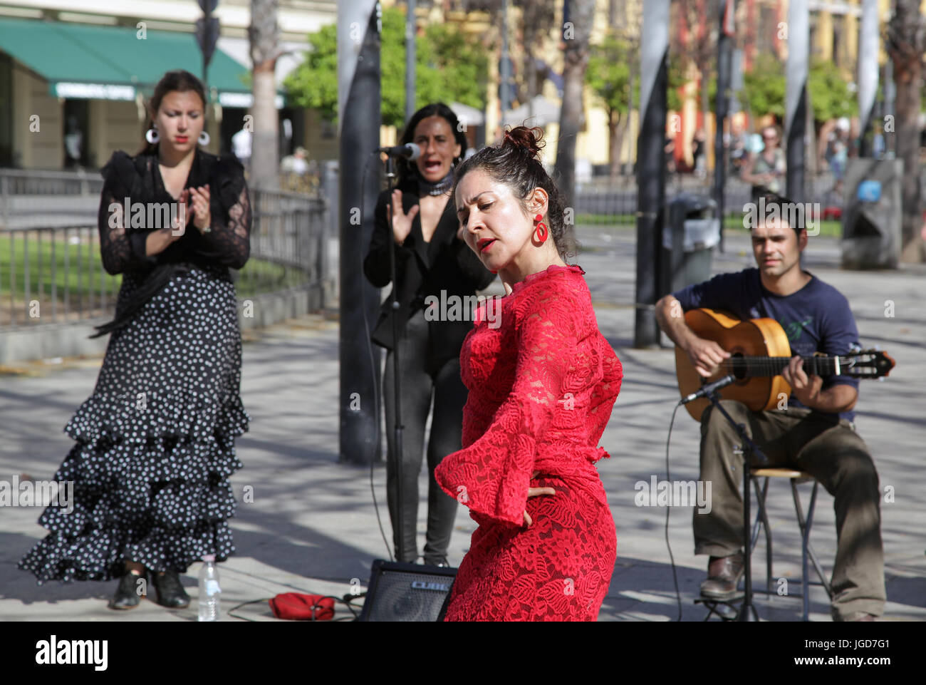 Ballerini di flamenco di eseguire per le strade di Siviglia Spagna Foto Stock