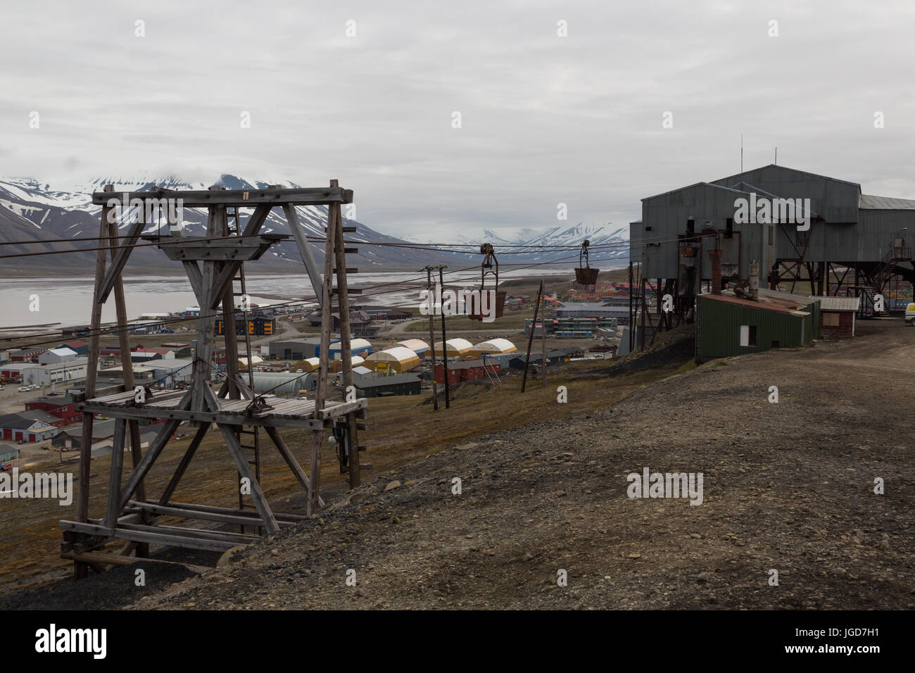 Vecchi tralicci in legno hanno ancora il carbone-carrelli di trasporto sulle linee aeree in corrispondenza del bordo di Longyearbyen in Spitzbergen Foto Stock