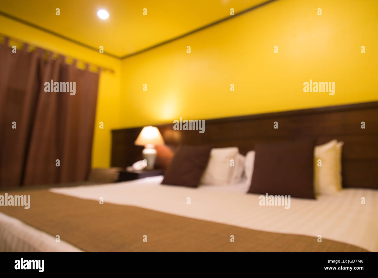 Abstract blur letto in una stanza di un hotel di notte, Thailandia. Foto Stock