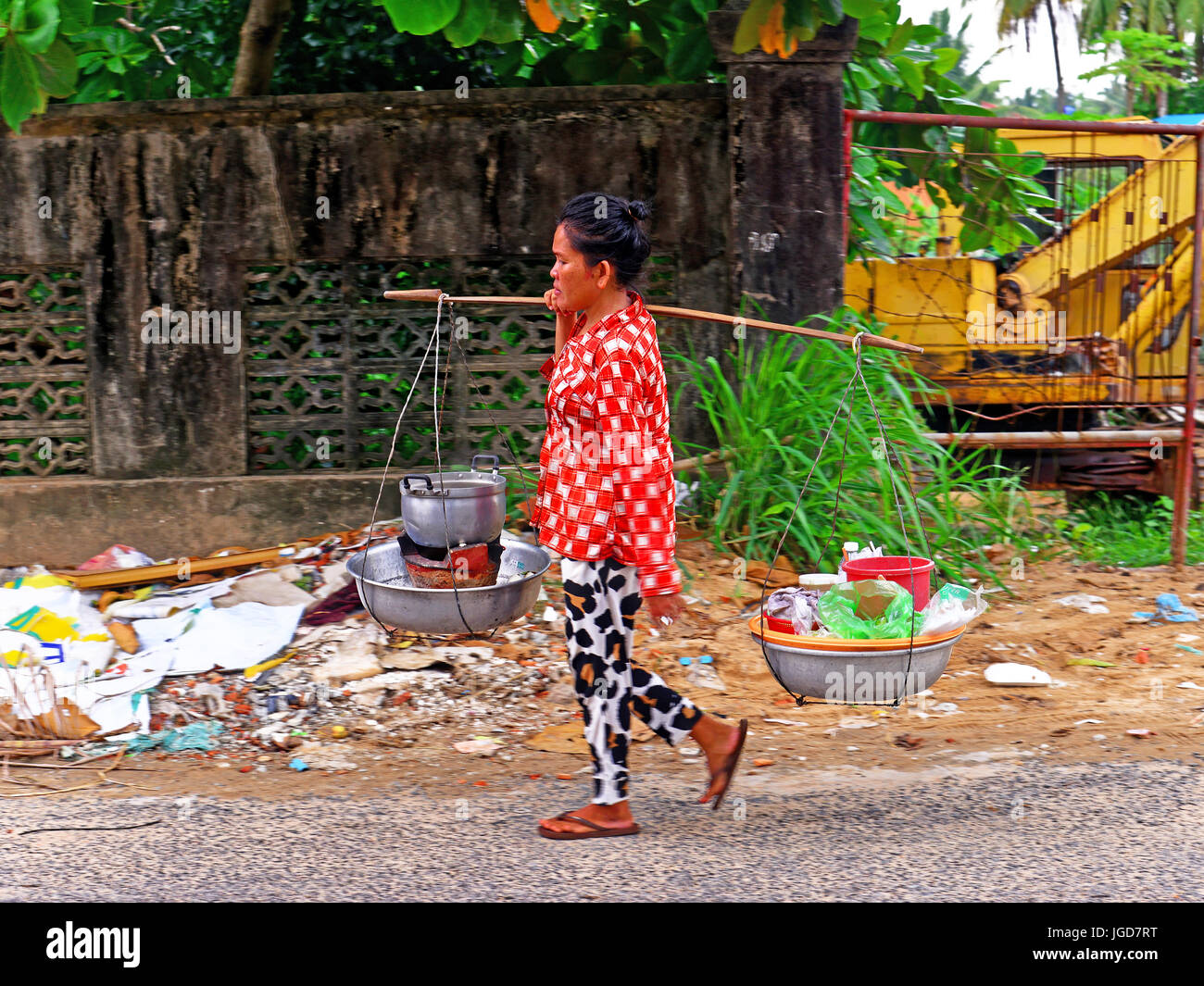 Cambogia Sihanoukville ubiquitious Asian unica donna mobile business di cottura Foto Stock