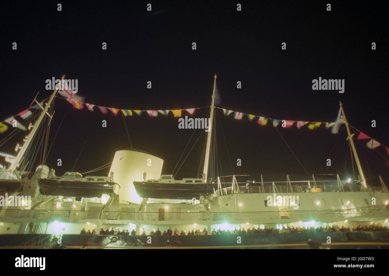 Gli ospiti del Sir Tom agricoltore guardare uno spettacolo di fuochi d'artificio per il primo evento ufficiale a bordo della ex Royal Yacht Britannia, che adesso è ormeggiata in Leigh Docks di Edimburgo. Foto Stock