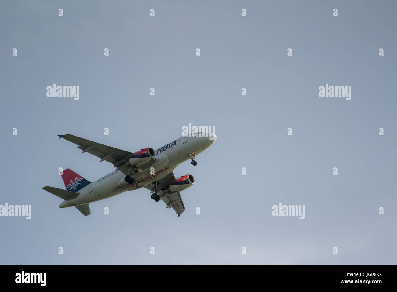 Aria Serbia - Serbo compagnie aeree jet aereo passeggeri in atterraggio a bassa quota sopra il cielo blu; Airbus Foto Stock