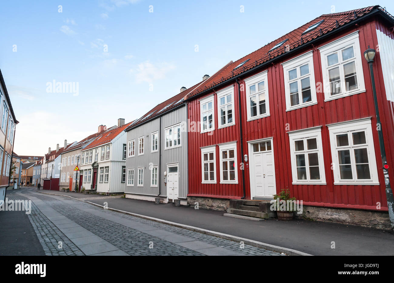 Tradizionale scandinavo case di legno lungo la strada. Trondheim, Norvegia Foto Stock
