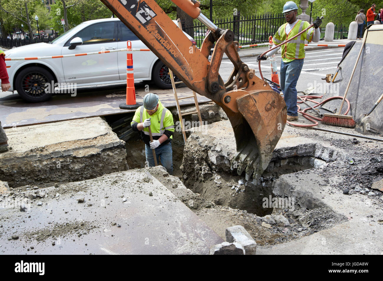 Costruzione di strada tubazione di utilità di posa dei lavoratori del team Boston STATI UNITI D'AMERICA Foto Stock