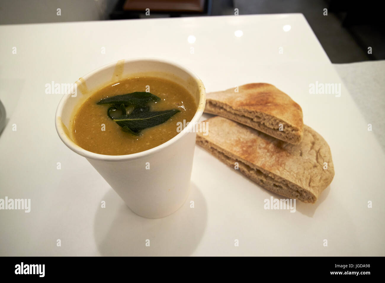 Appena fatto la zuppa di verdura e pane pita trifoglio laboratori alimentari Boston STATI UNITI D'AMERICA Foto Stock