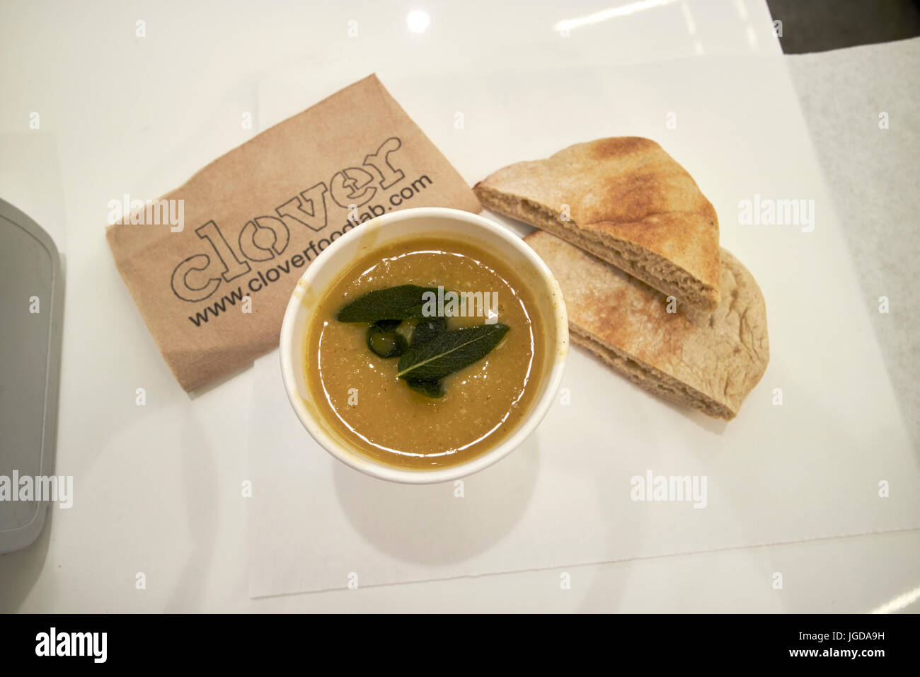 Appena fatto la zuppa di verdura e pane pita trifoglio laboratori alimentari Boston STATI UNITI D'AMERICA Foto Stock