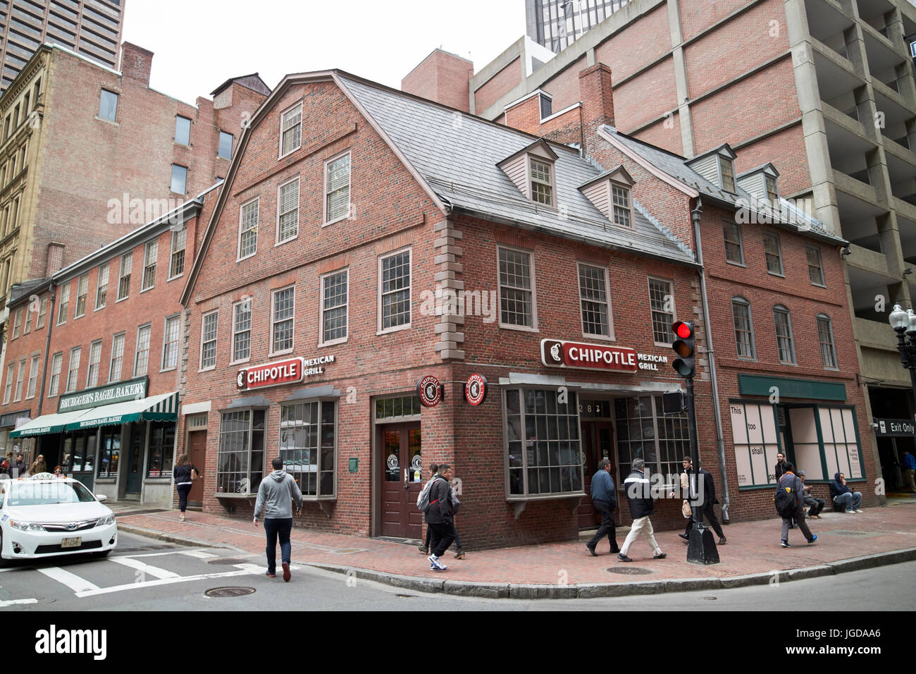 Il vecchio corner bookstore ora un ristorante chipotle Boston STATI UNITI D'AMERICA Foto Stock