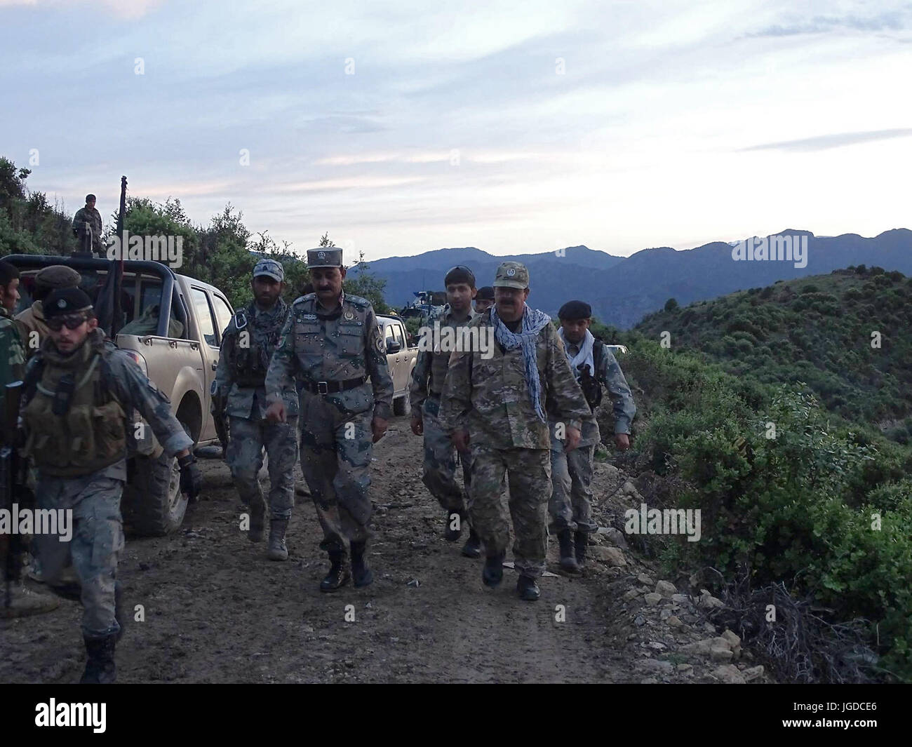 Il Mag. Gen. Asadullah Shirzad, (anteriore e destro del centro) il Comandante del 303Questura Zona, Afghanistan forze di polizia nazionali e Briga. Gen. Raz Mohammad, (parte anteriore e a sinistra del centro, nessun corpo armatura) comandante della frontiera afgana polizia ispeziona le operazioni possono 21 in Dand-e-Patan distretto di southeastern Afghanistan durante le operazioni per fissare itinerari attraverso lo Spin Ghar "White Mountain Range". (Afghanistan Polizia Nazionale Foto fornite da 303Zona di polizia PAO). Foto Stock