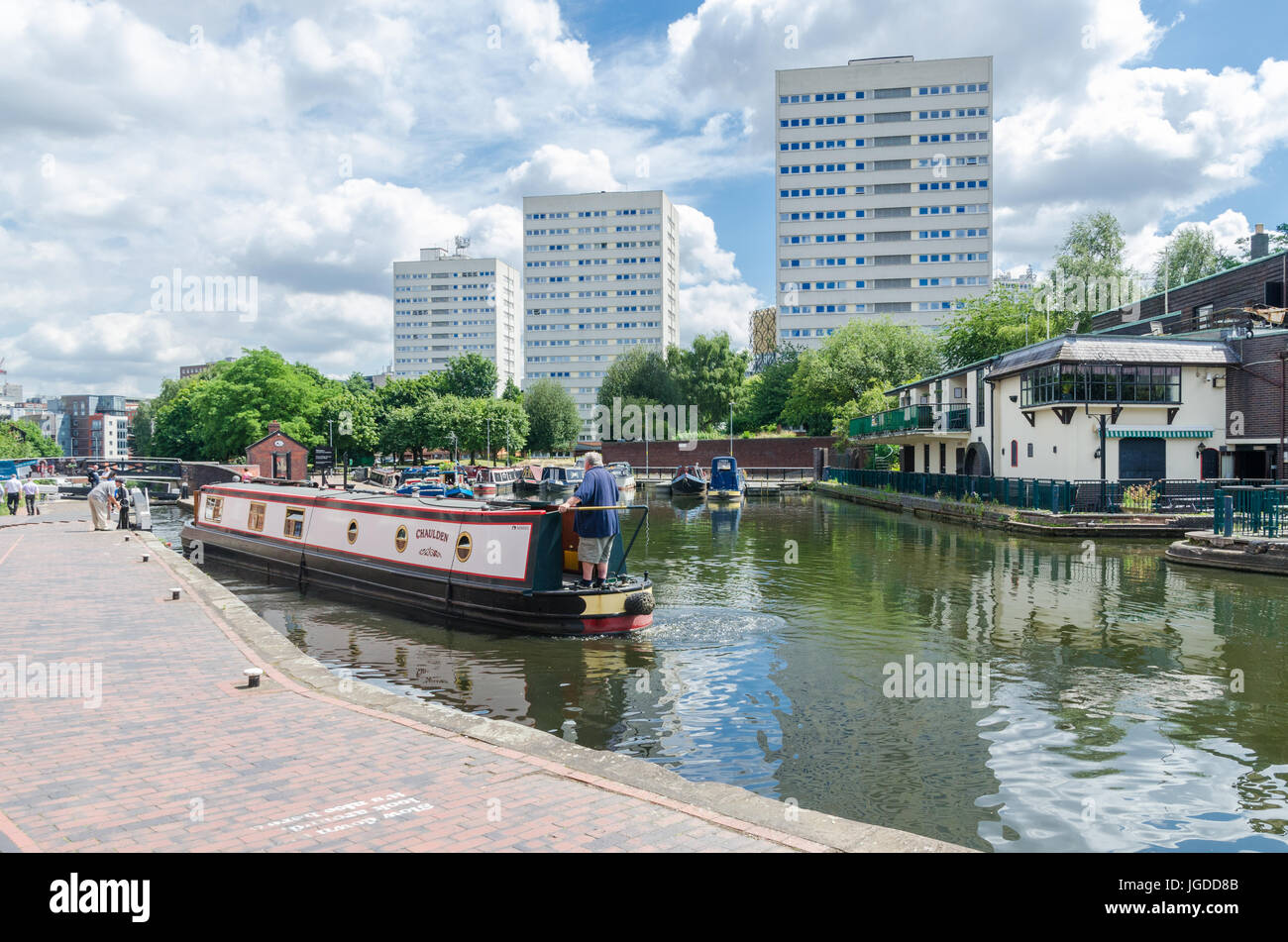 Narrowboats sul canale in esecuzione attraverso Birmingham al posto Danielle Foto Stock