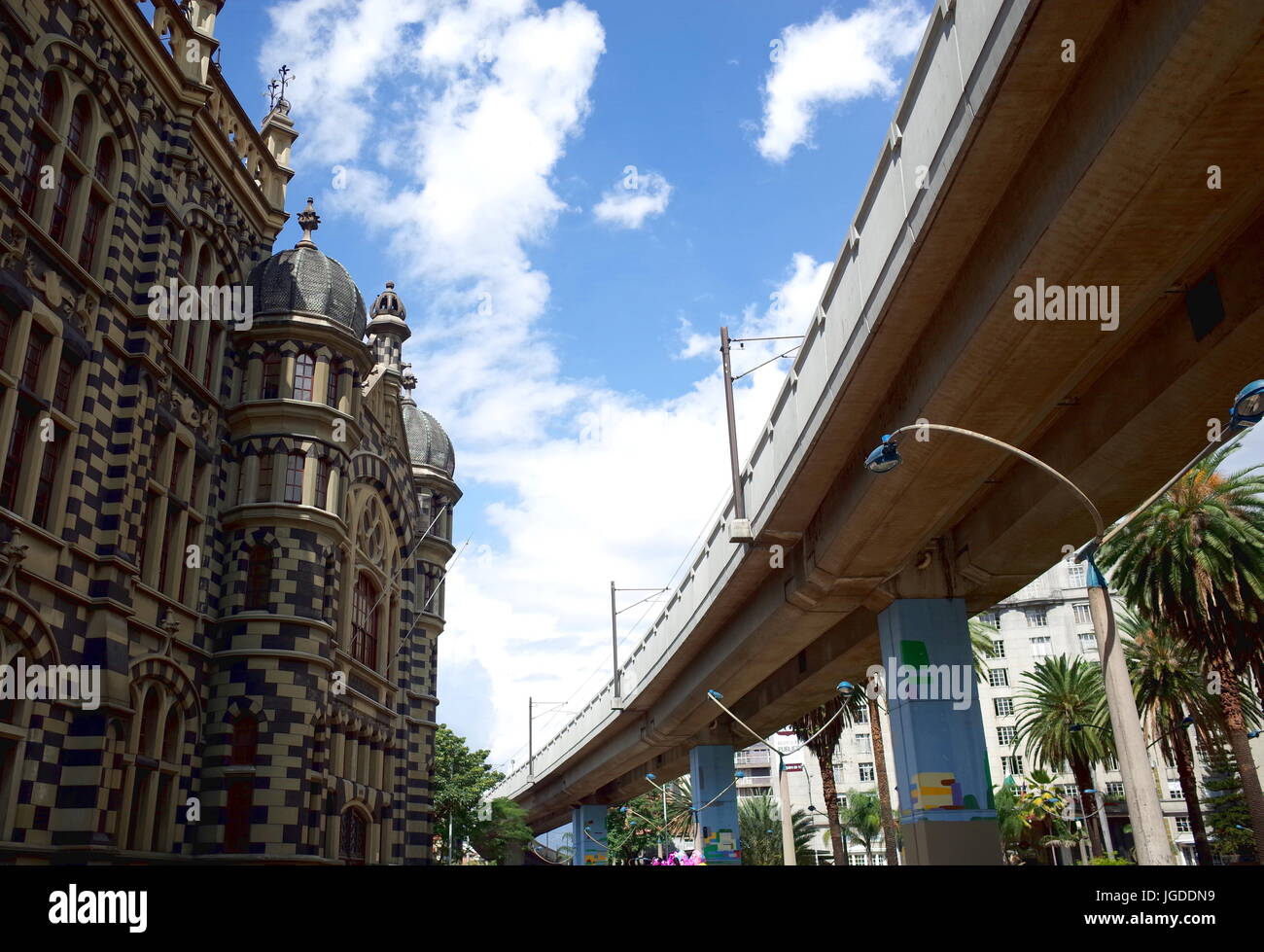 Il Medellin metro linea accanto alla Botero museo nel centro della città Foto Stock