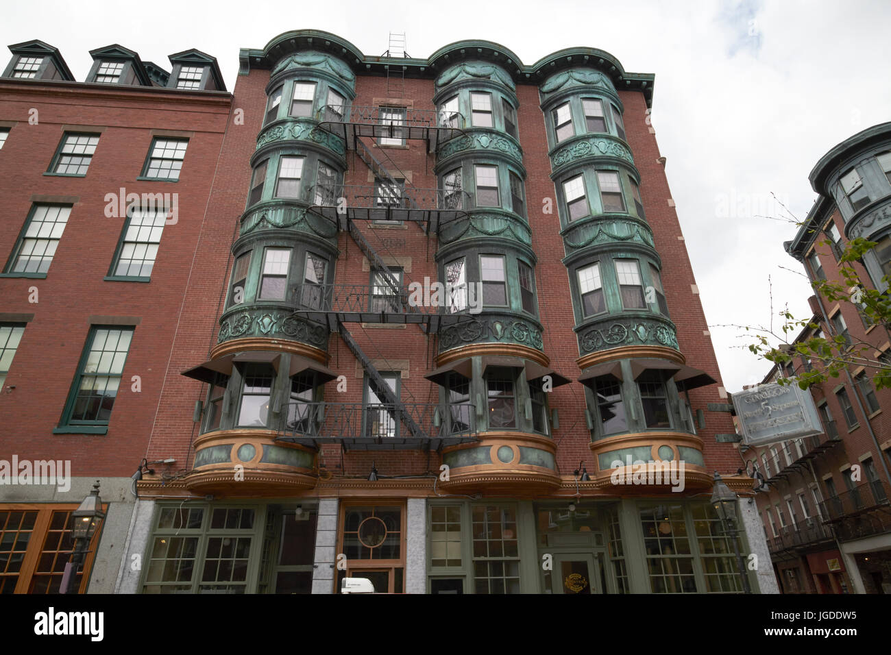 Facciata in bronzo e fire escape su piazza del nord ristorante oyster precedentemente gennaros nord square Boston STATI UNITI D'AMERICA Foto Stock
