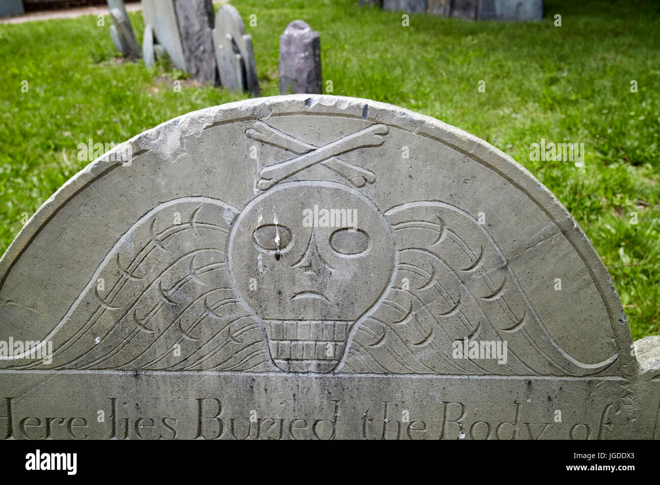 Il teschio alato e crossbones sulle lapidi in copps collina di massa di seppellimento di Boston STATI UNITI D'AMERICA Foto Stock