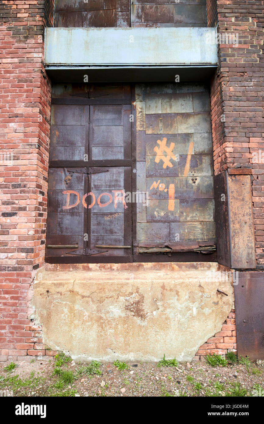 Le porte di metallo su negozi hoosac mattoni vecchi magazzini di lana charlestown navy yard Boston STATI UNITI D'AMERICA Foto Stock