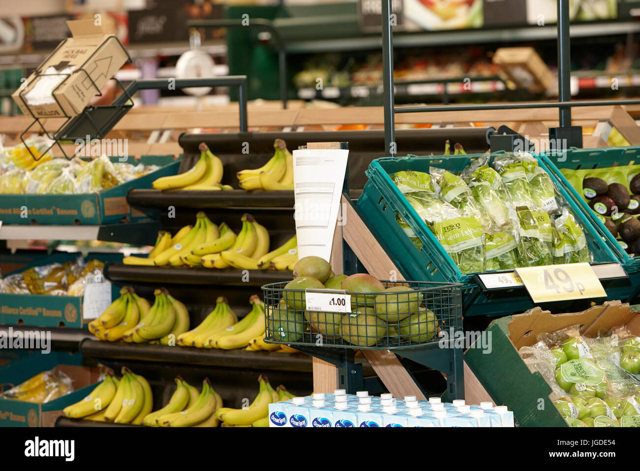 Frutta fresca e verdura sugli scaffali in vendita il supermercato Tesco Foto Stock