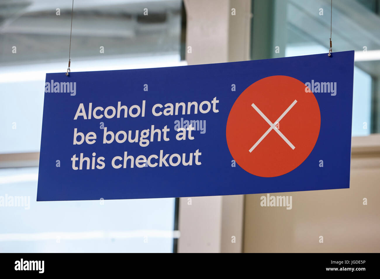 Alcol non può essere acquistato in questo segno di checkout in un supermercato Tesco Foto Stock