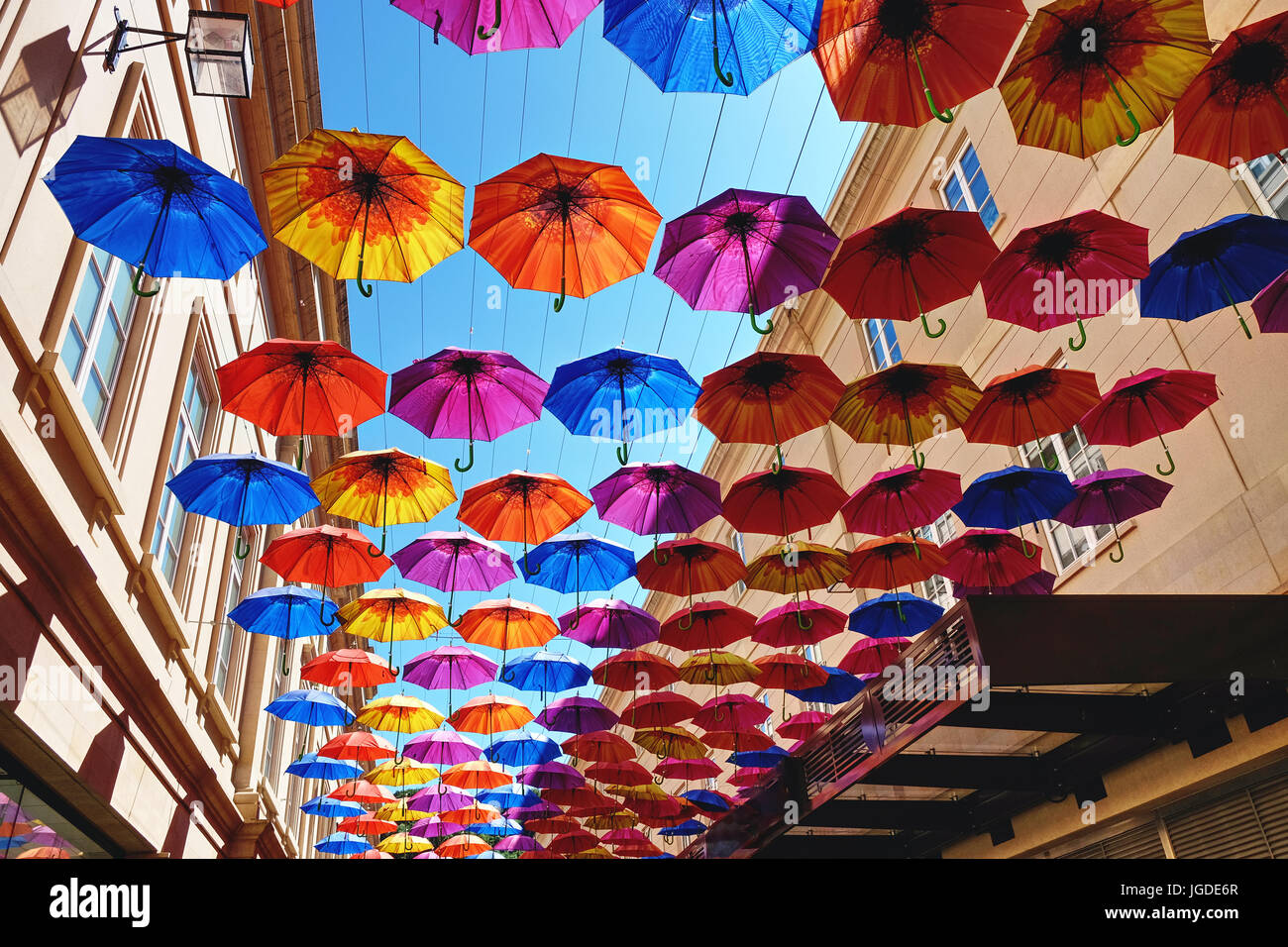 Ombrelloni colorati sospesi al di sopra di una strada per lo shopping in bagno, REGNO UNITO Foto Stock