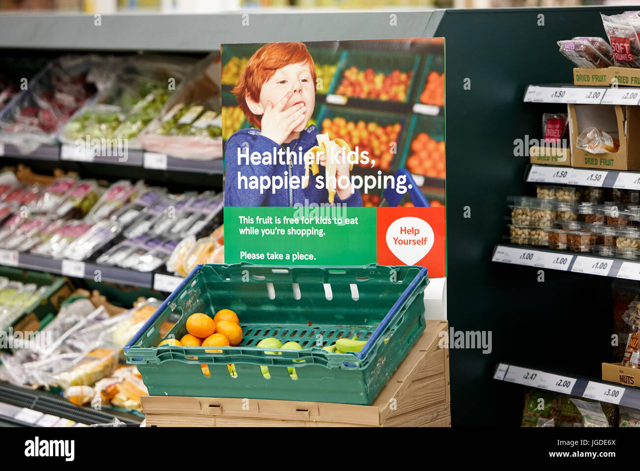 Libera la frutta per bambini in un supermercato Tesco Foto Stock