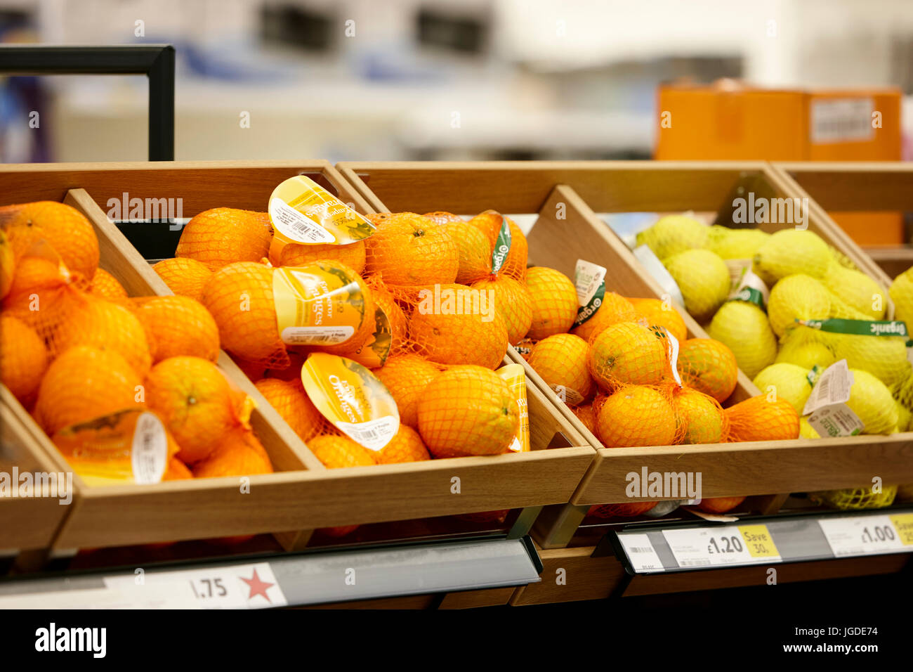 Agrumi freschi Arance e limoni su scaffali in vendita il supermercato Tesco Foto Stock