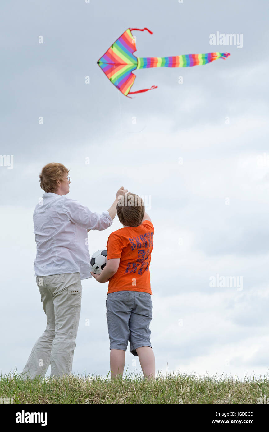 Madre e figlio aquilone volante Foto Stock