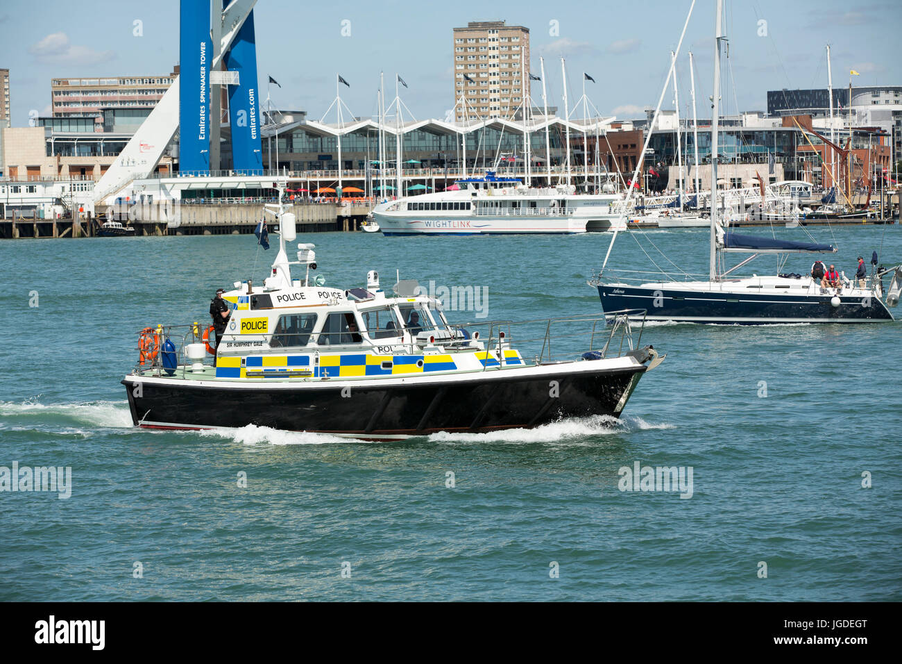Ministero della difesa la polizia Sir Humphrey Gale di pattuglia in Portsmouth Porto. Foto Stock