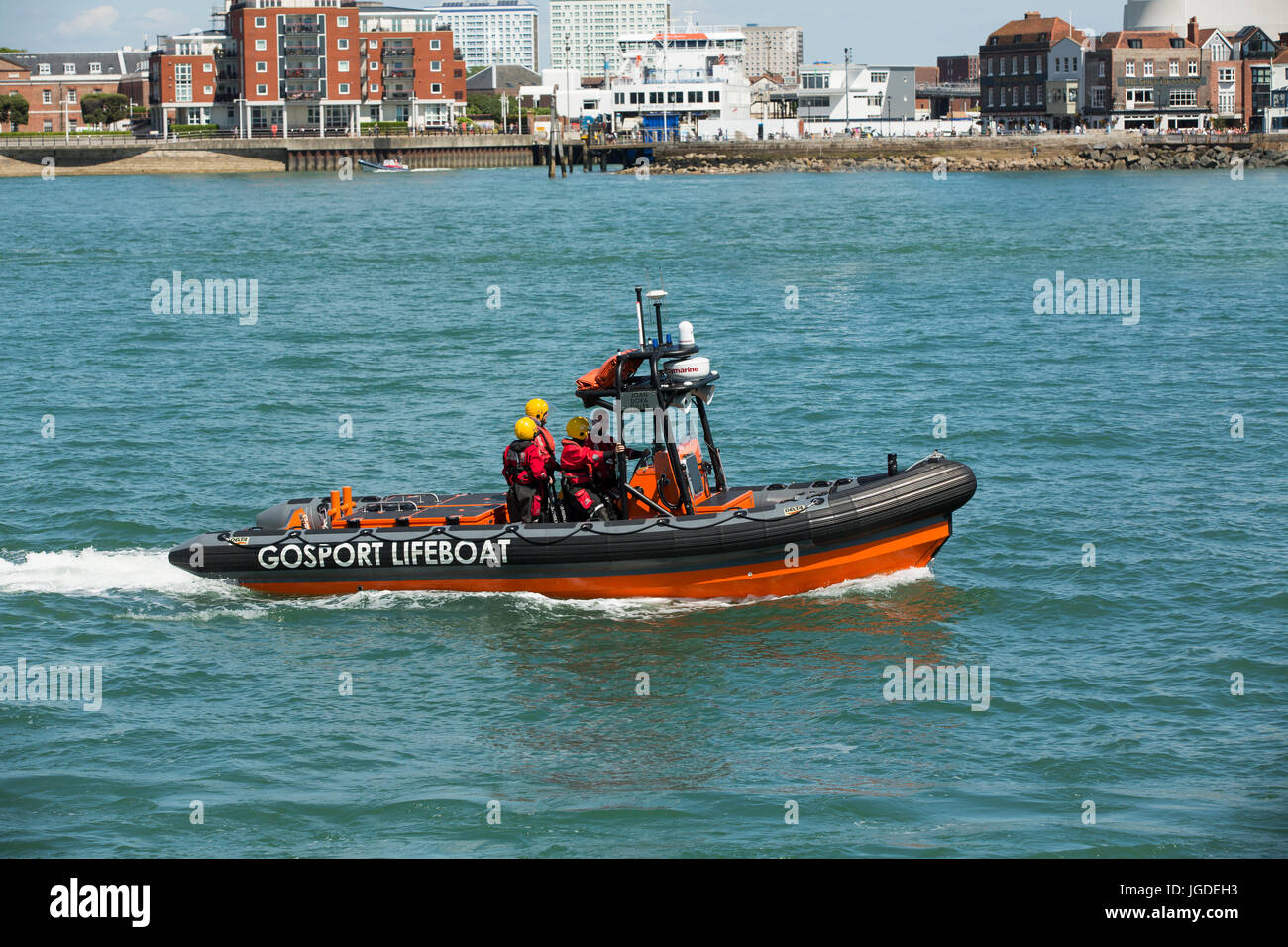 Gosport scialuppa di salvataggio la nervatura che passa attraverso il porto di Portsmouth. Foto Stock