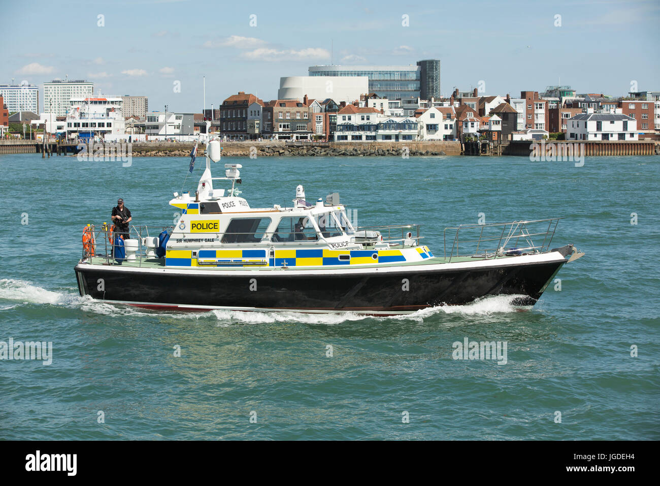 Ministero della difesa la polizia Sir Humphrey Gale di pattuglia in Portsmouth Porto. Foto Stock