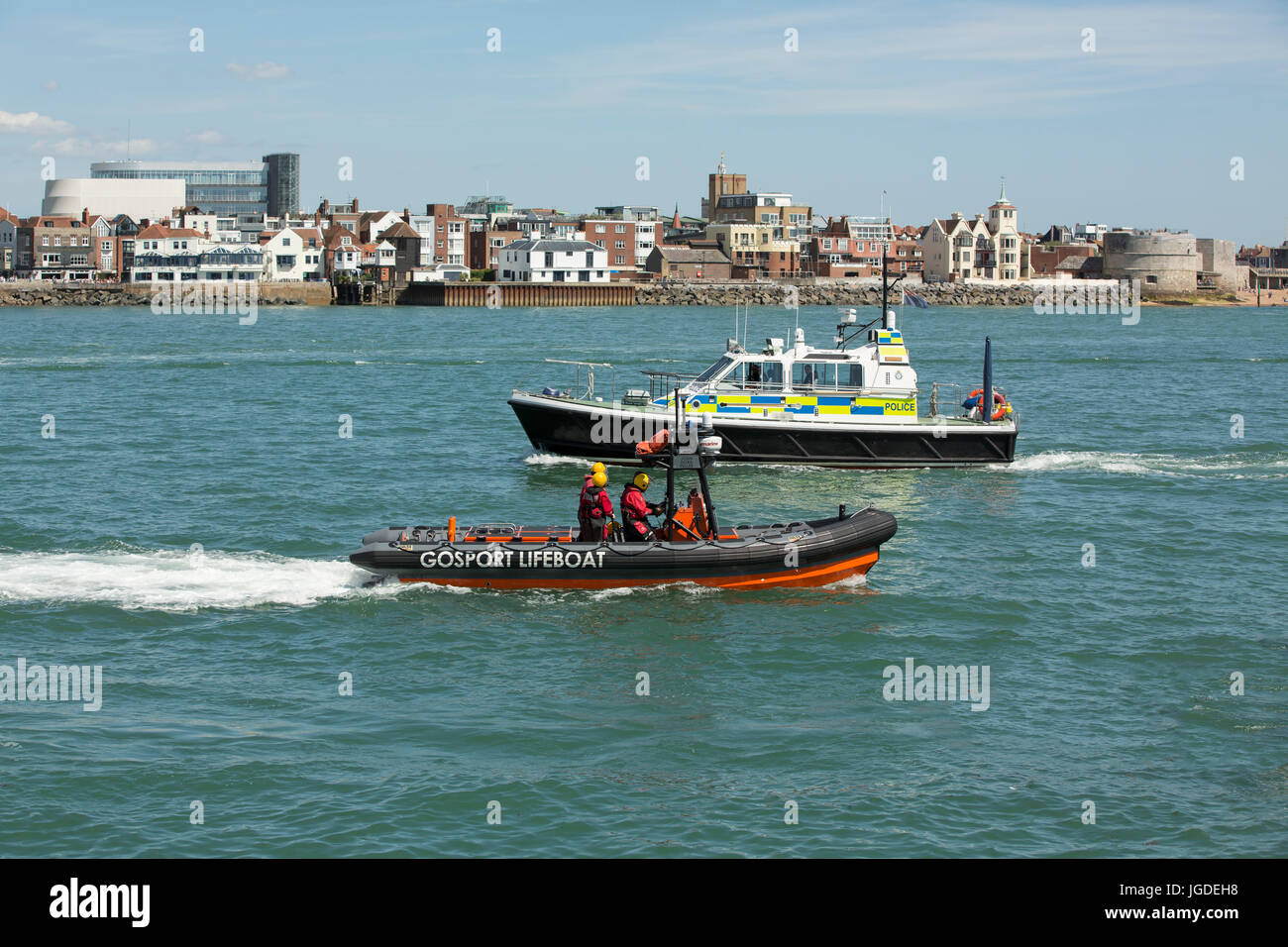 Ministero della difesa la polizia Sir Humphrey Gale di pattuglia in Portsmouth Porto. Attraversando il porto con i Gosport scialuppa di salvataggio. Foto Stock