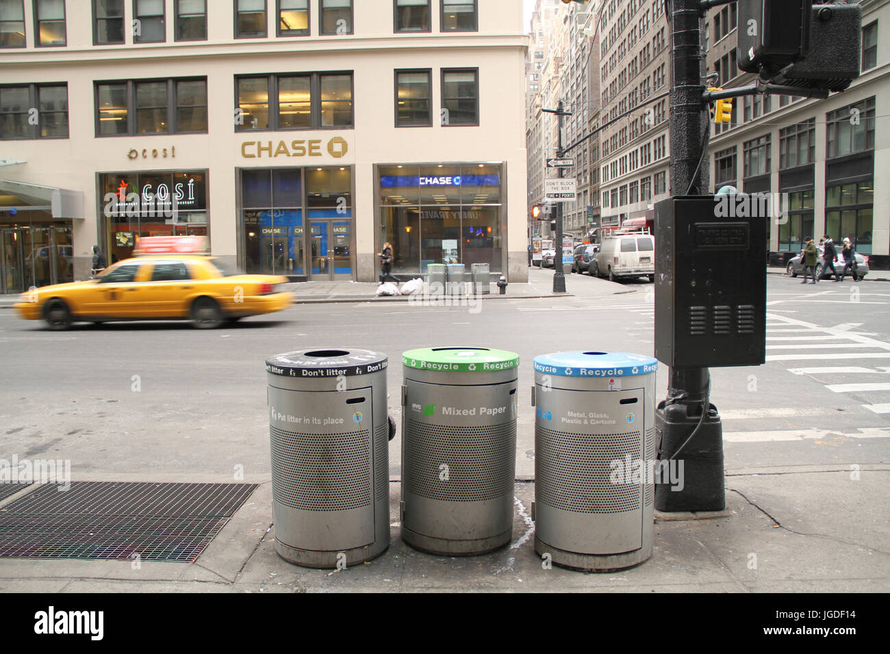 Etichettato cassonetti per il riciclaggio, 7th Avenue, Times Square, New York, Stati Uniti Foto Stock
