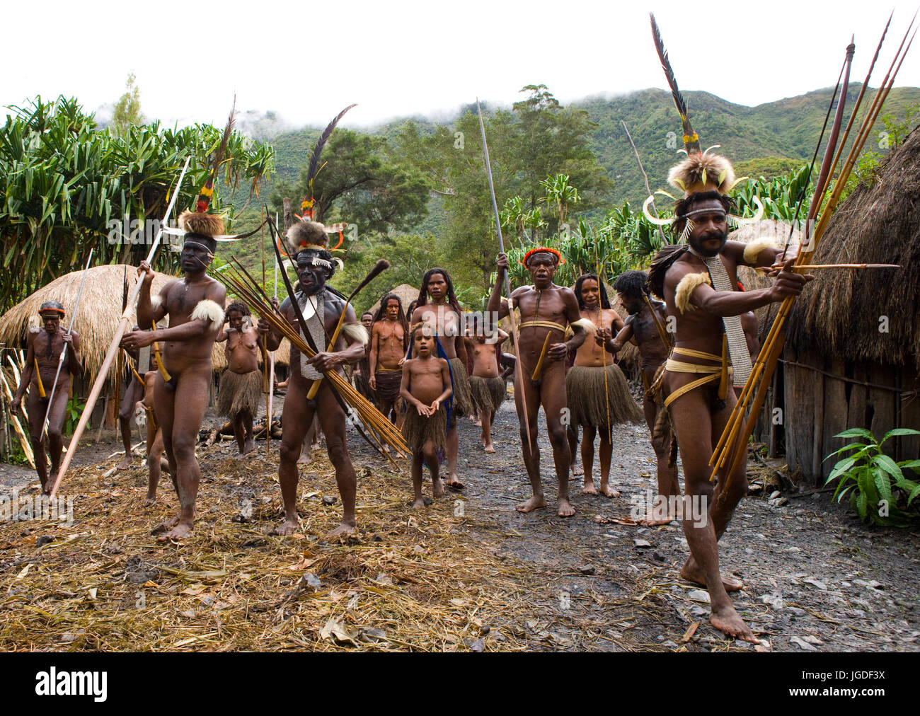 DANI VILLAGE, WAMENA, Irian Jaya, Nuova Guinea, Indonesia - 25 luglio 2009: Dani tribù guerrieri. Luglio 2009, 2012 Il Baliem Valley, indonesiano, Nuova Guinea Foto Stock