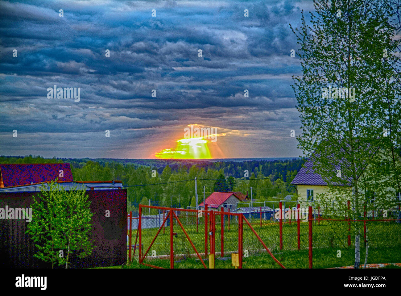 Tramonto sul villaggio suburbano in primavera, Russia Foto Stock