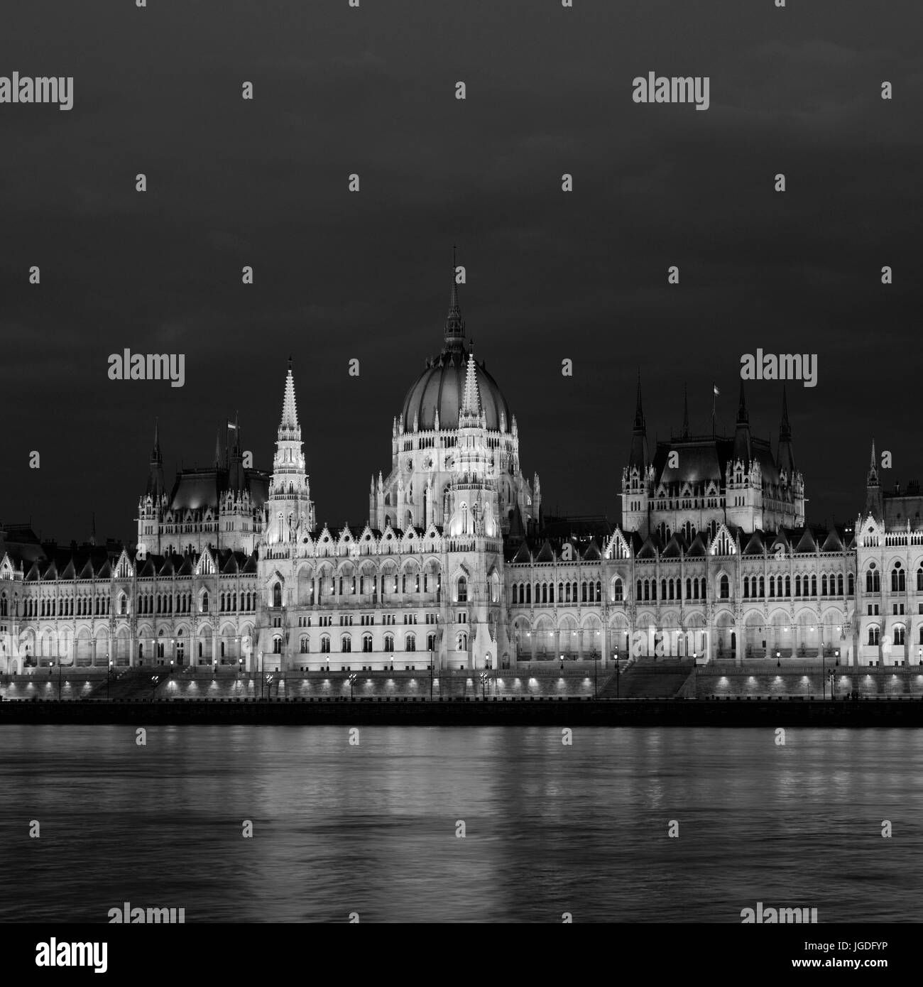 Il Parlamento ungherese edificio al tramonto, il fiume Danubio, città di Budapest, Ungheria Foto Stock